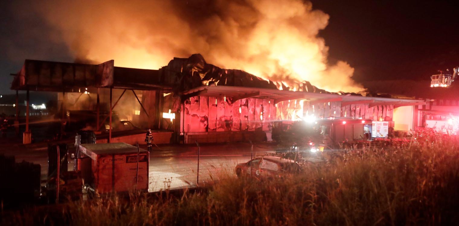 Λαμία: Έρευνα της Πυροσβεστικής για τη φωτιά που ξέσπασε στο εργοστάσιο που εμπλέκεται στην τροφική δηλητηρίαση μαθητών