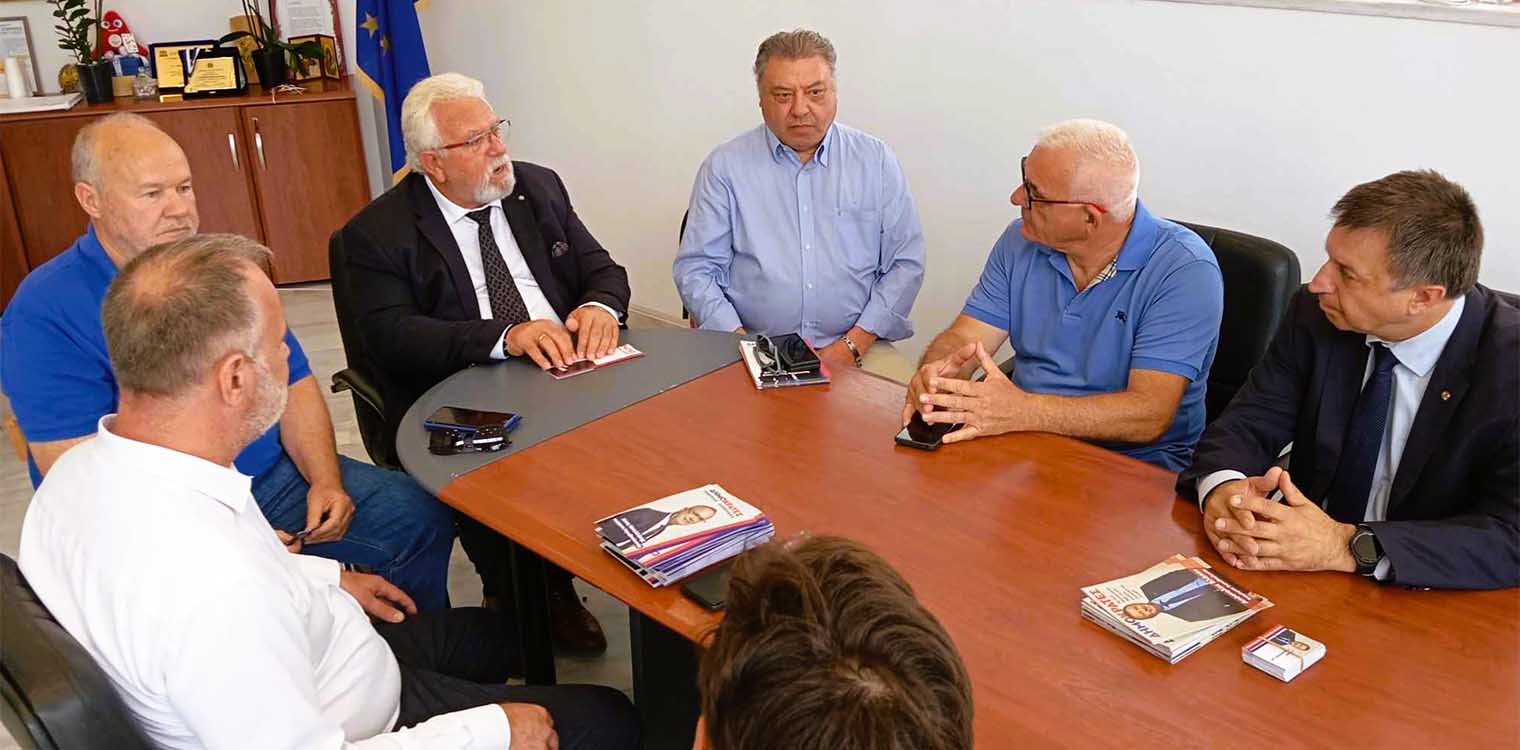 Το γραφείο του Δημάρχου Ήλιδας επισκέφτηκε κλιμάκιο υποψηφίων ευρωβουλευτών και στελεχών του νέου κόμματος ΔΗΜΟΚΡΑΤΕΣ του Ανδρέα Λοβέρδου