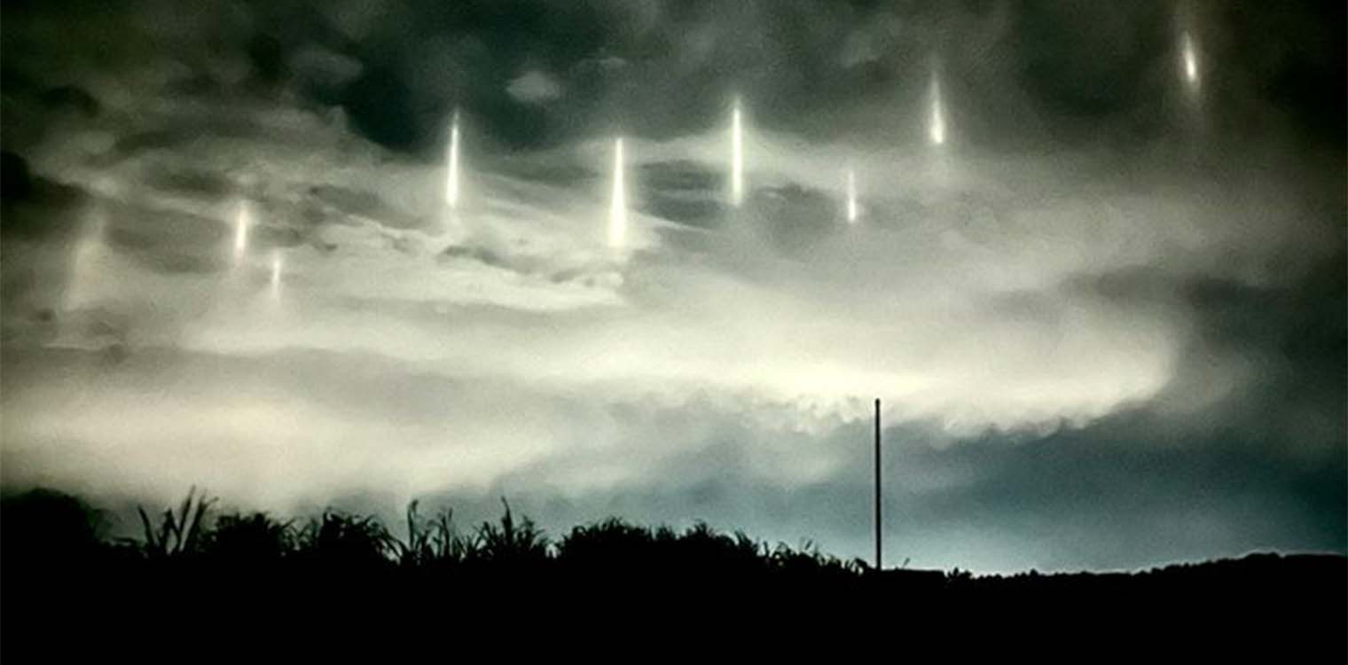 Ιαπωνία: Γέμισε πυλώνες φωτός ο νυχτερινός ουρανός - Η εξήγηση για το ασυνήθιστο φαινόμενο