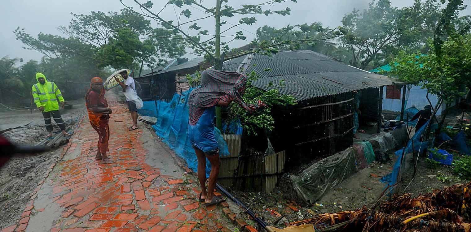 Μπανγκλαντές-Ινδία: Τουλάχιστον 16 νεκροί μετά το πέρασμα του κυκλώνα Ρέμαλ