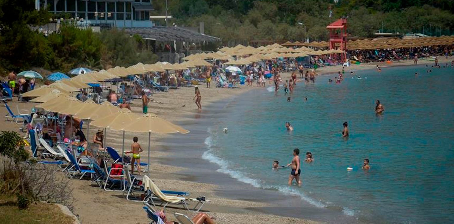 Πόσο κοστίζει ένα μπάνιο στις παραλίες της Αττικής - «Καίνε» οι τιμές για ξαπλώστρες