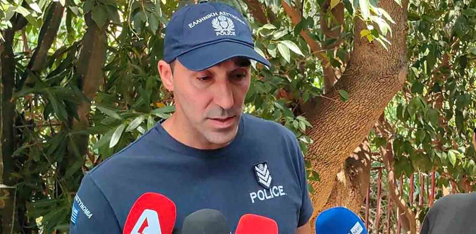 Πάτρα: Η εικόνα ήταν τρομακτική, ο κόσμος ζητούσε βοήθεια, λέει ο αστυνομικός που πήρε αγκαλιά ηλικιωμένο και τον απομακρύνει από τη φωτιά