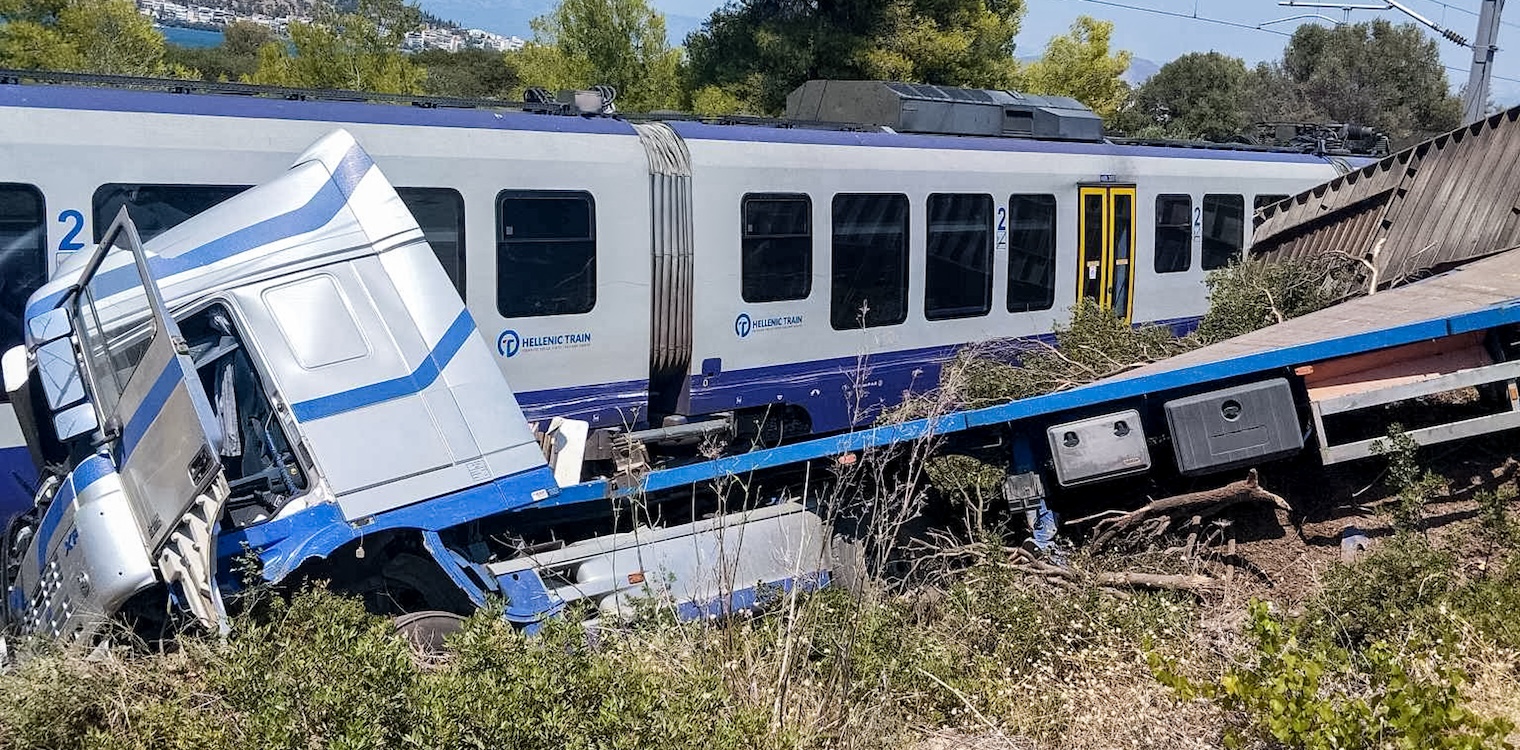 Αυλίδα: Τρένο με 130 επιβάτες συγκρούστηκε με φορτηγό (video + photos)