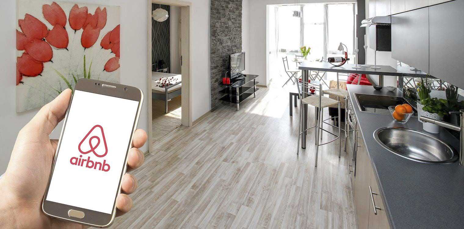 Airbnb: Πώς σχεδιάζει να κερδίσει τους πελάτες των ξενοδοχείων - Νέες υπηρεσίες με μασάζ και σεφ