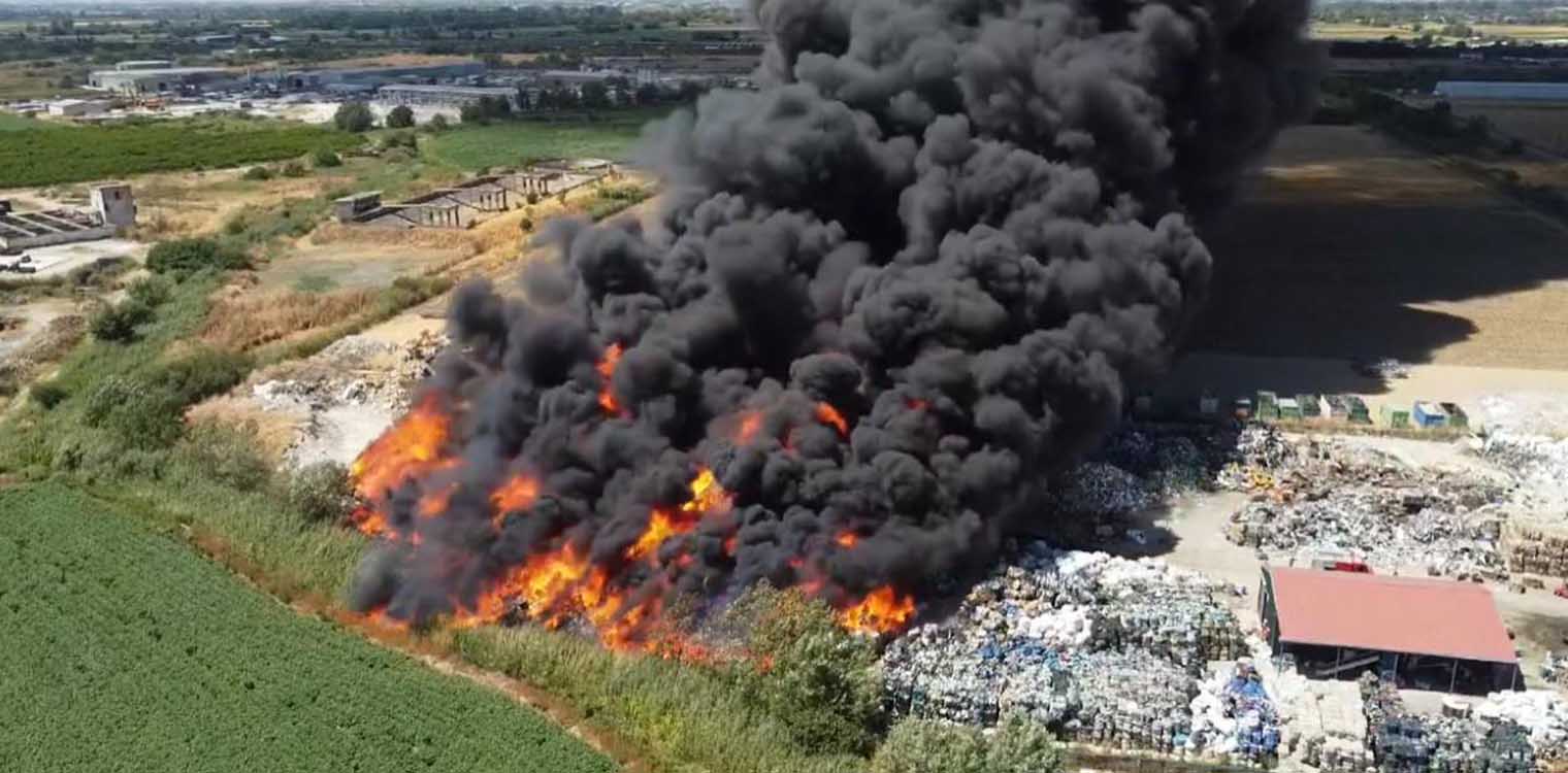 Φωτιά σε χώρο αποθήκευσης ανακυκλώσιμων στη Λάρισα - Συνεχίζεται η μάχη με τις φλόγες, συγκλονιστικό βίντεο drone