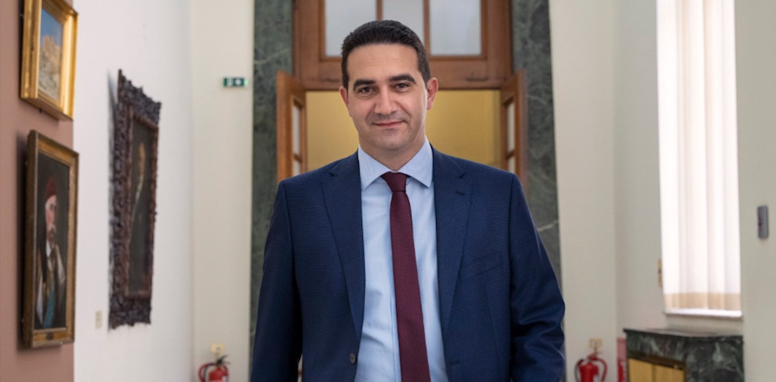 Κατρίνης: «Η εικόνα του αξύριστου Πρωθυπουργού και των υπουργών που εμφανίζονταν ταλαιπωρημένοι μετά τις φωτιές, παλιά απέδιδε. Τώρα εξοργίζει τους πολίτες»