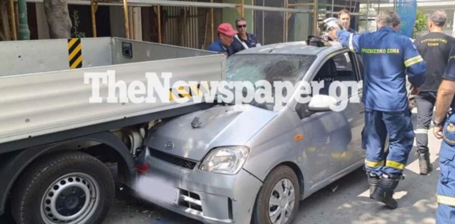 Τρομακτικό τροχαίο στο Βόλο: Αυτοκίνητο «καρφώθηκε» σε καρότσα φορτηγού