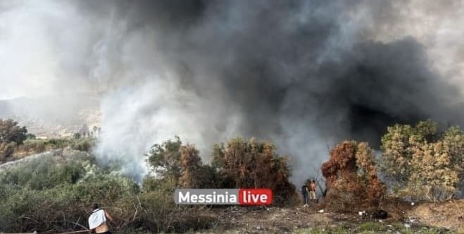 Μεγάλη φωτιά στην Καλαμάτα - Καίει κοντά σε σπίτια