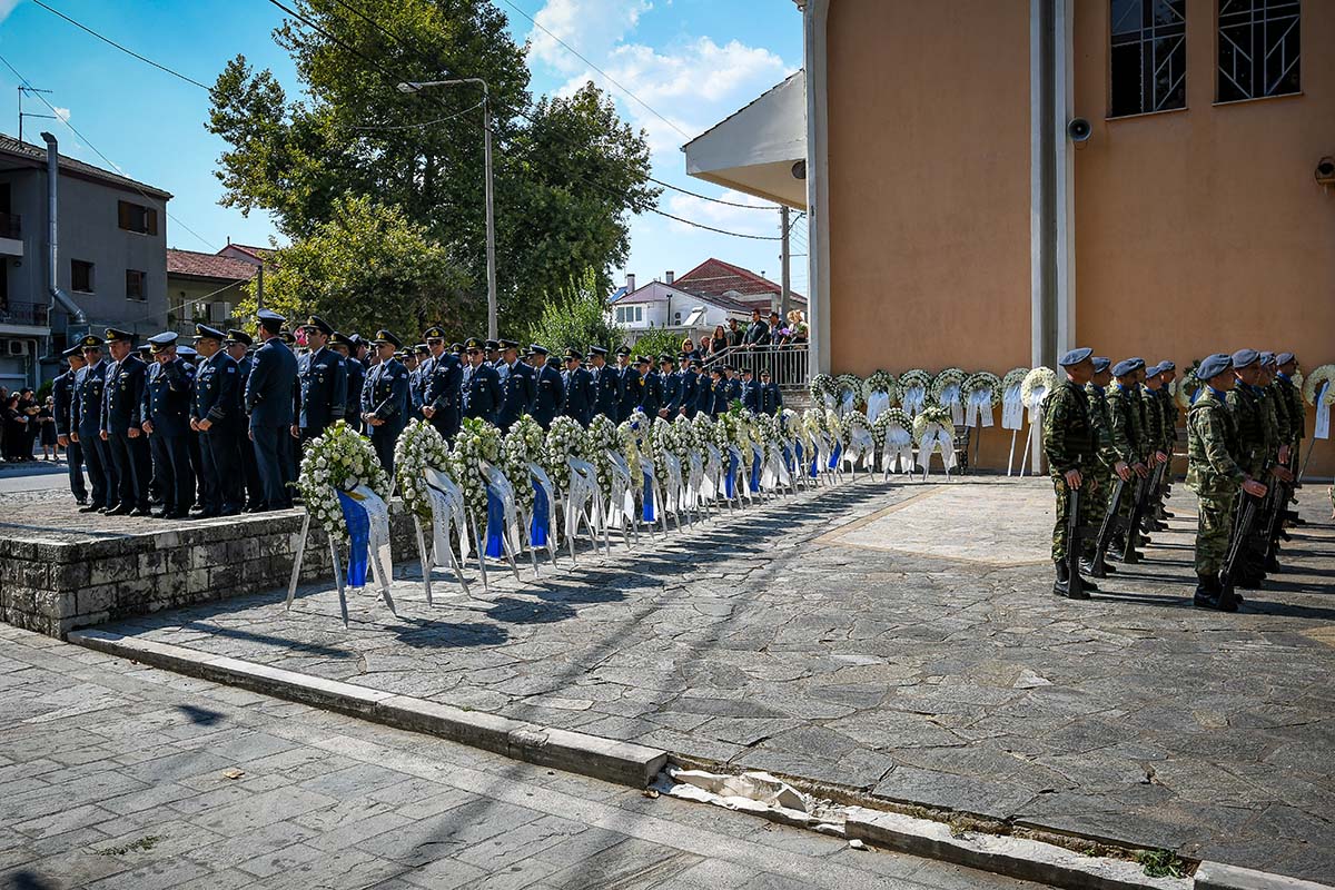 Κηδεία του 37χρονου Σμηναγού της Πολεμικής Αεροπορίας Δημήτρη Πέτρου, στον Κατσικά Ιωανίων. Ο Σμηναγόε Πέτρου,σκοτώθηκε κατά την διάρκεια αεροπορικών επιδείξεων το περασμένο Σάββατο στα πλαίσια του Athens Flying Week 2026 στο αεροδρόμιο της Τανάγρας, Πέμπτη 10 Σεπτεμβρίου 2026 (ΛΕΩΝΙΔΑΣ ΜΠΑΚΟΛΑΣ/EUROKINISSI)