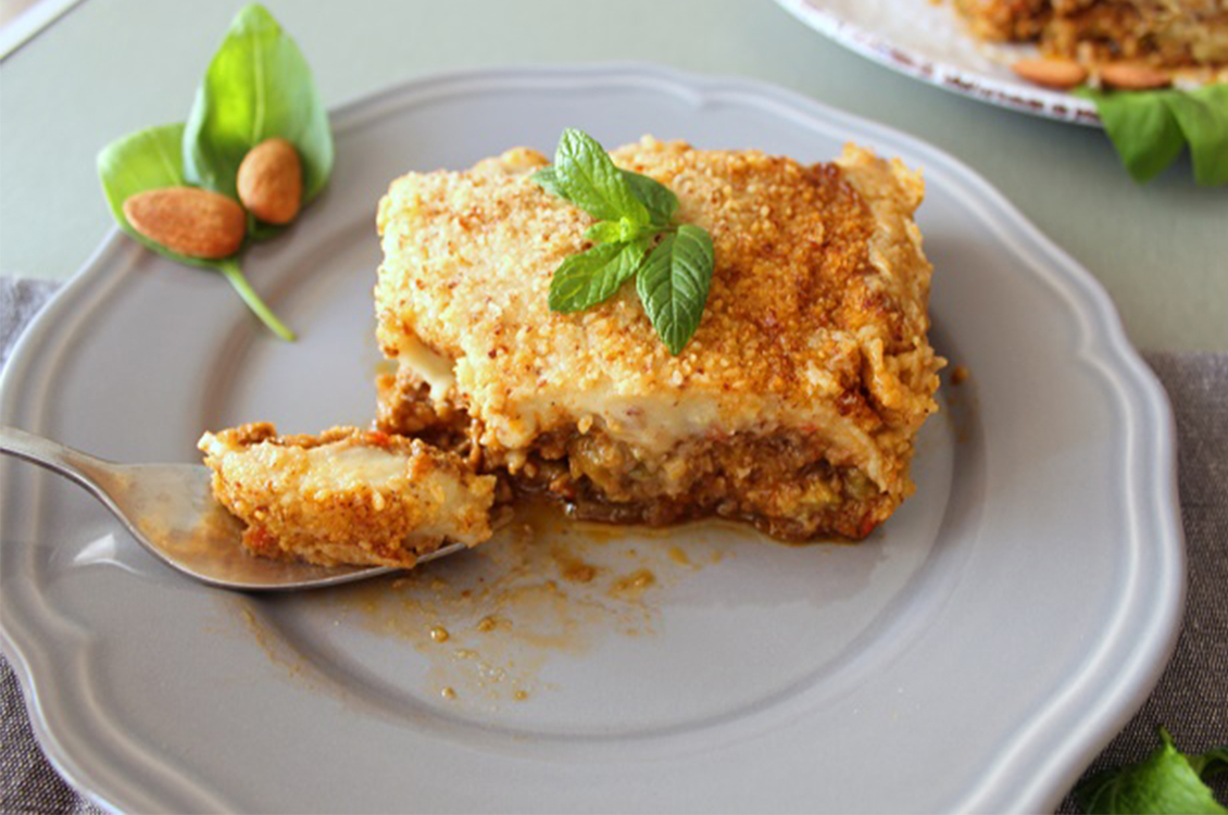 Μουσακάς vegan με κρέμα πατάτας, μανιτάρια και αμύγδαλα