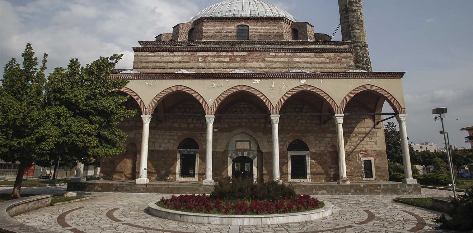 Άγνωστοι πέταξαν πέτρες σε τζαμί στα Τρίκαλα