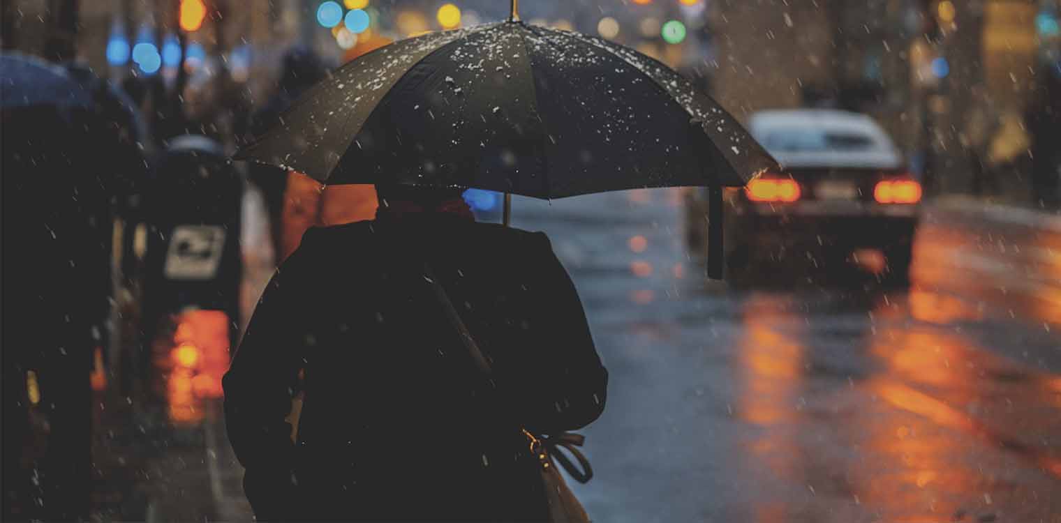 Γιατί η βροχή μάς κάνει να νυστάζουμε – Τι λένε οι επιστήμονες