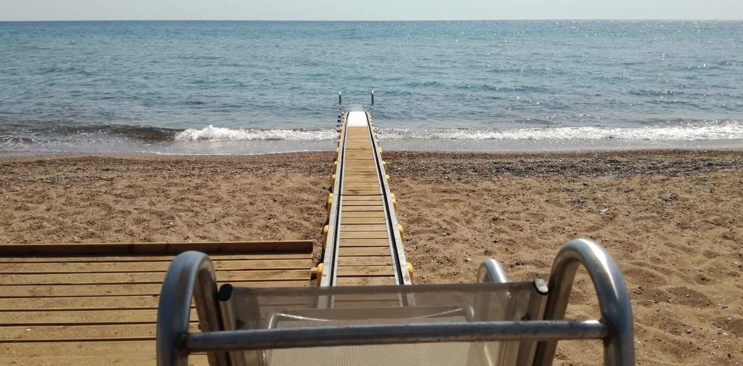 Σοβαρή καταγγελία στο Αίγιο: Ξήλωσαν ράμπα αναπήρων από παραλία για να βάλουν ξαπλώστρες (video)