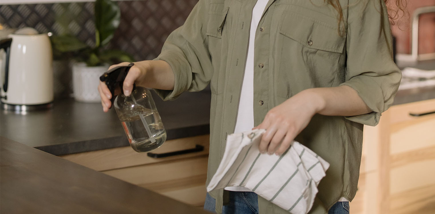 DIY σπρέι για το ξεσκόνισμα: Το οικολογικό καθαριστικό που θα φτιάξετε μόνες και θα κρατήσει τη σκόνη μακριά