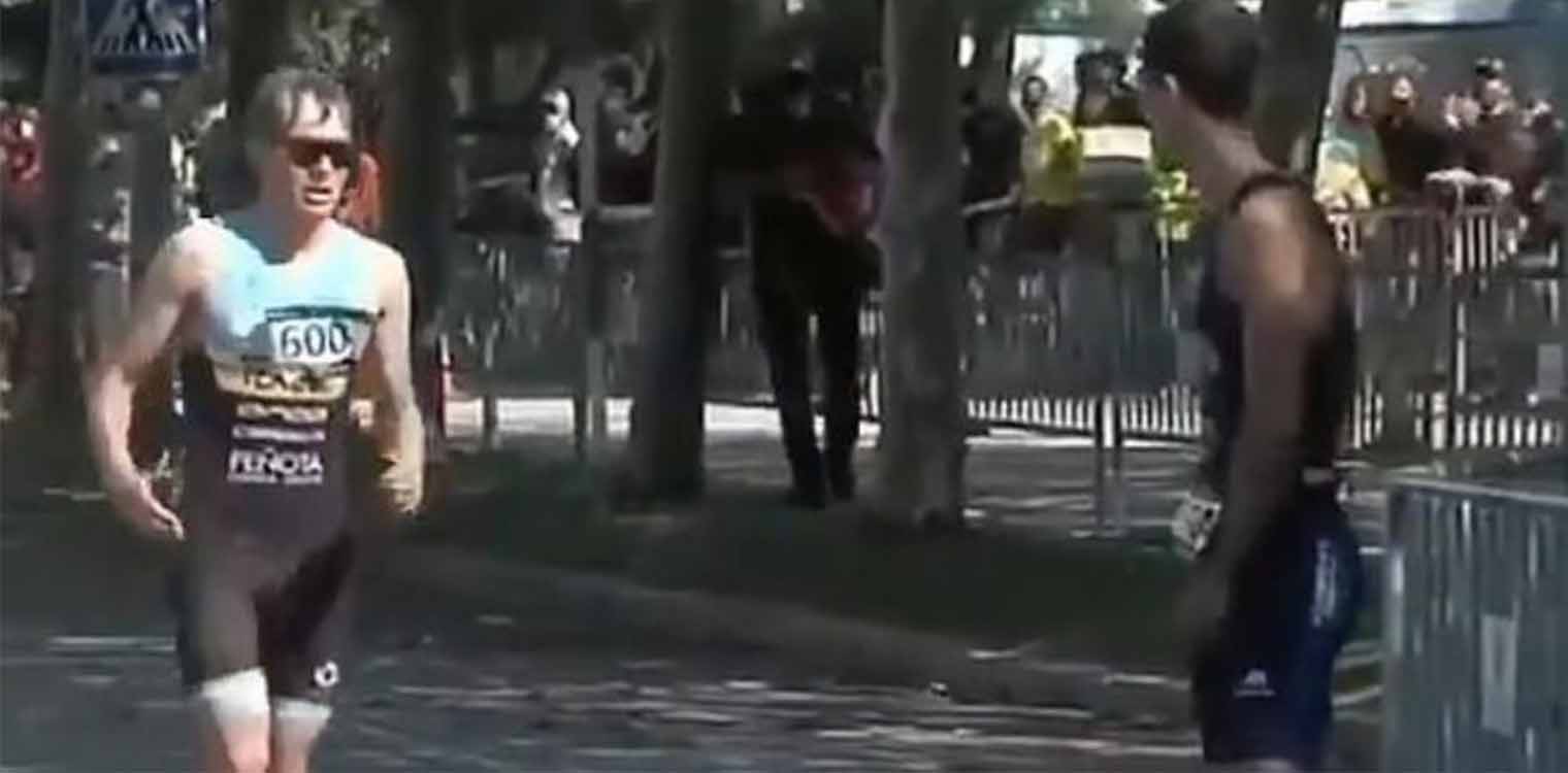 Ισπανός αθλητής σταμάτησε σε αγώνα τρίαθλου για να τον περάσει ο αντίπαλός του που έκανε λάθος στην τελική ευθεία