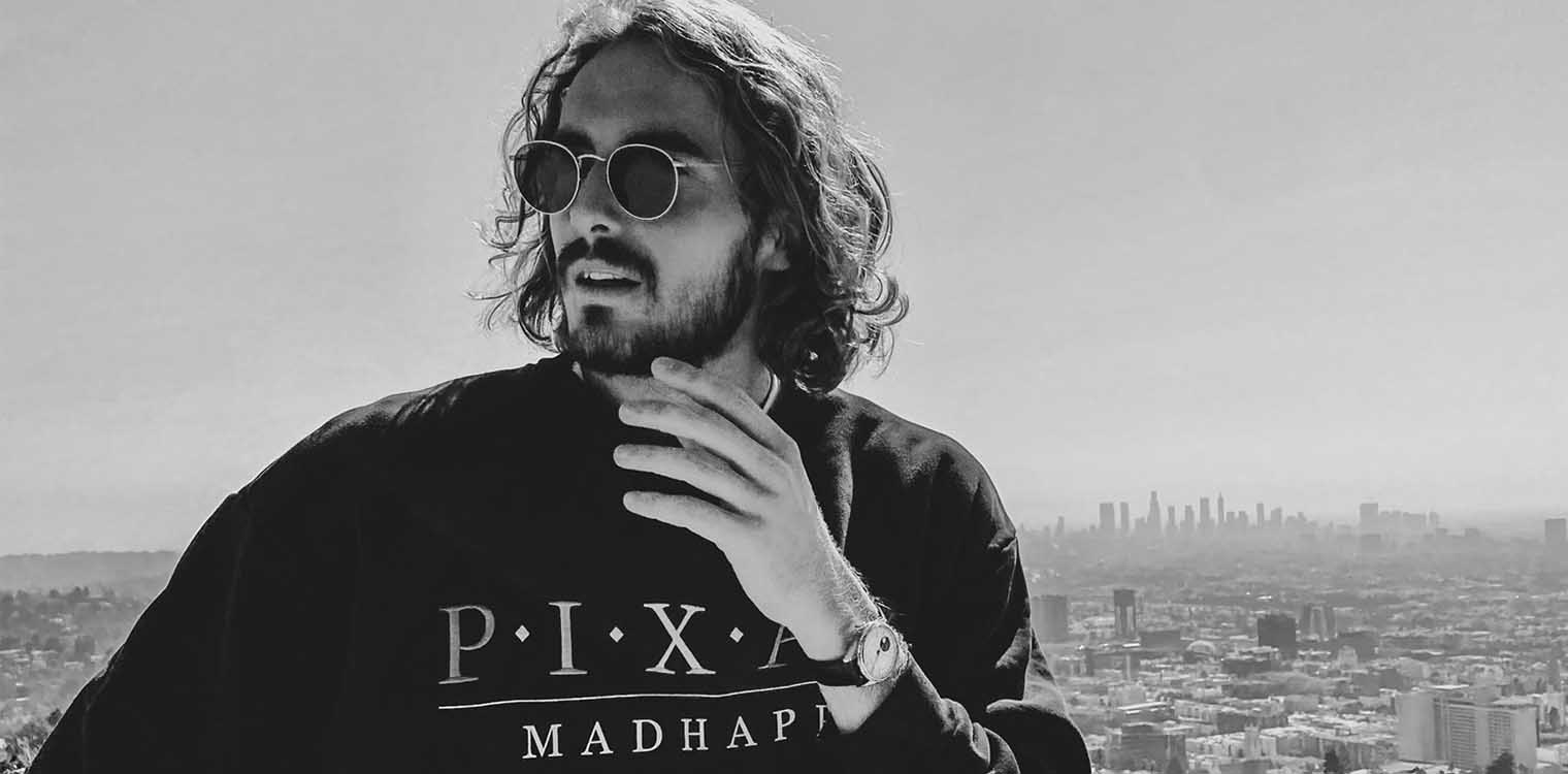 Ο Στέφανος Τσιτσιπάς ποζάρει με στιλ... μοντέλου με φόντο το Λος Άντελες