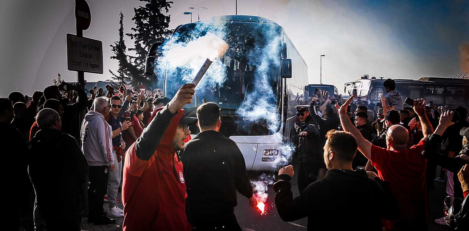 Aποθεωτική υποδοχή του Ολυμπιακού στο αεροδρόμιο: «Φέρτε μας το ευρωπαϊκό»