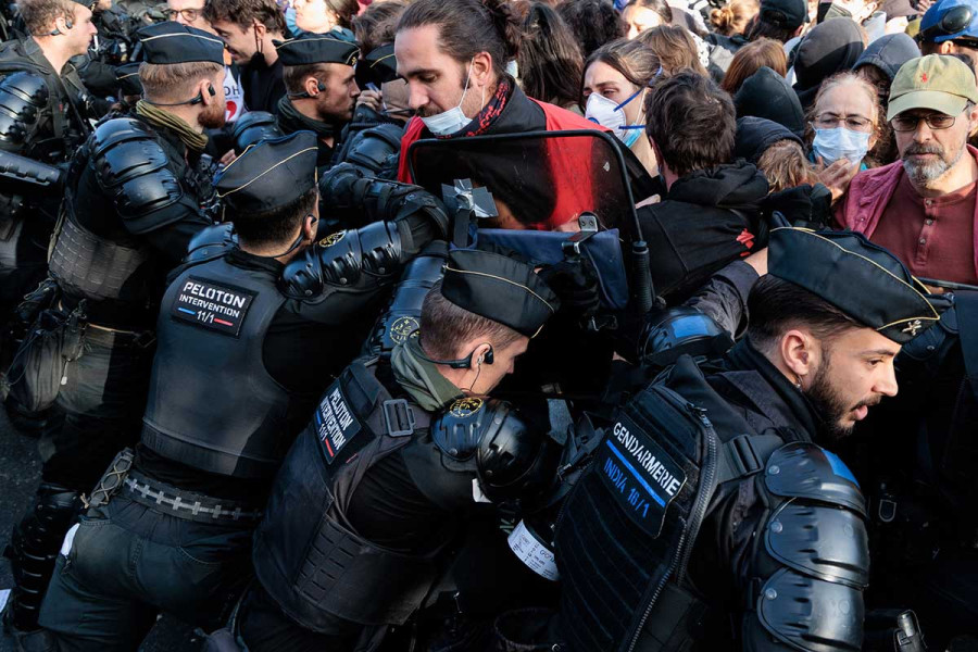 Φλέγεται η Γαλλία: Επεισόδια με δακρυγόνα και πυροτεχνήματα σε Παρίσι, Μασσαλία, Λυών - Αγγίζουν τις 300 οι συλλήψεις