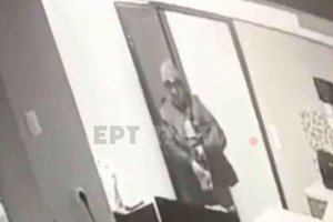Νέο βίντεο από την Κυψέλη: Η στιγμή που ο 64χρονος χτυπά τη μητέρα της 25χρονης - Είχε βγάλει αντικλείδι