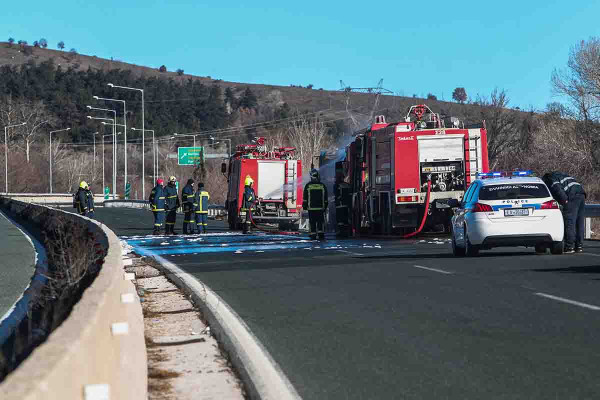 Πάτρα: Στις φλόγες τυλίχθηκε εν κινήσει ΙΧ- Από θαύμα γλύτωσε ο οσηγός