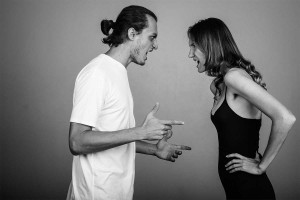 Γυναίκες vs άνδρες: Ποιοι «ψάχνονται» περισσότερο για τσακωμό;