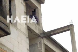 Αμαλιάδα: Αίσιο τέλος, κατέβηκε από την ταράτσα ο άντρας που απειλούσε να αυτοκτονήσει