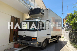 Κυλλήνη: Φορτηγό προσέκρουσε σε μπαλκόνι και το γκρέμισε