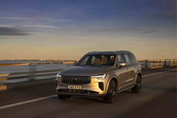 Πιστό στους κινητήρες βενζίνης το Volvo XC90