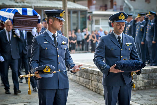 Τελευταίο αντίο στον Σμηναγό Δημήτρη Πέτρου που σκοτώθηκε στη συντριβή του Phantom στην Τανάγρα