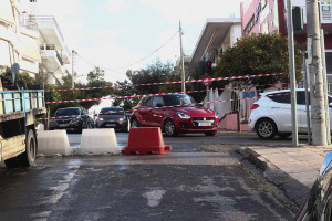Φορτηγό «βούλιαξε» σε λακούβα που άνοιξαν οι βροχές στη Ζάκυνθο