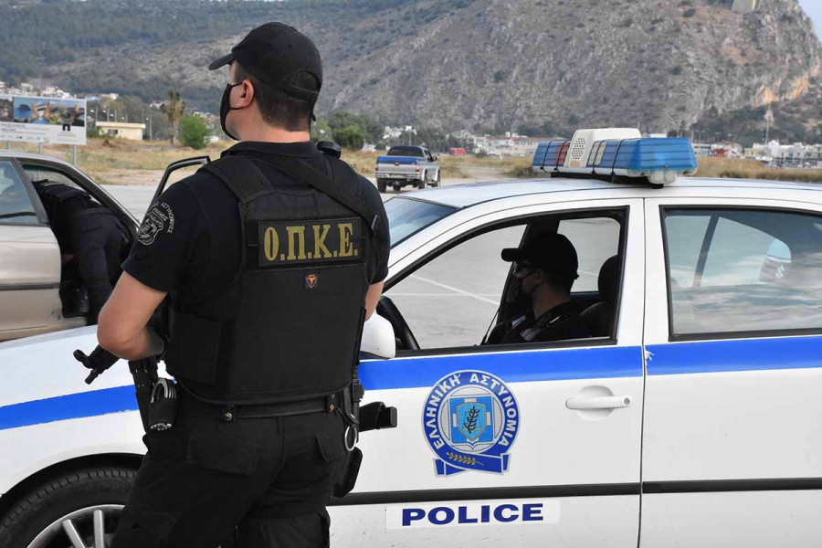Αγρίνιο: χειροπέδες σε πιτσιρικάδες με χασίς που είδαν αστυνομικούς και το…έβαλαν στα πόδια