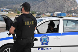 Αγρίνιο: χειροπέδες σε πιτσιρικάδες με χασίς που είδαν αστυνομικούς και το…έβαλαν στα πόδια