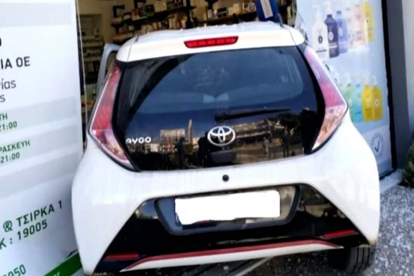 Νέα Μάκρη: Ηλικιωμένη οδηγός πάτησε γκάζι αντί για φρένο και μπούκαρε σε φαρμακείο