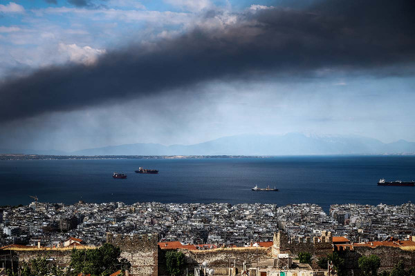 Στην Αττική το τοξικό νέφος από τη φωτιά στο Ωραιόκαστρο