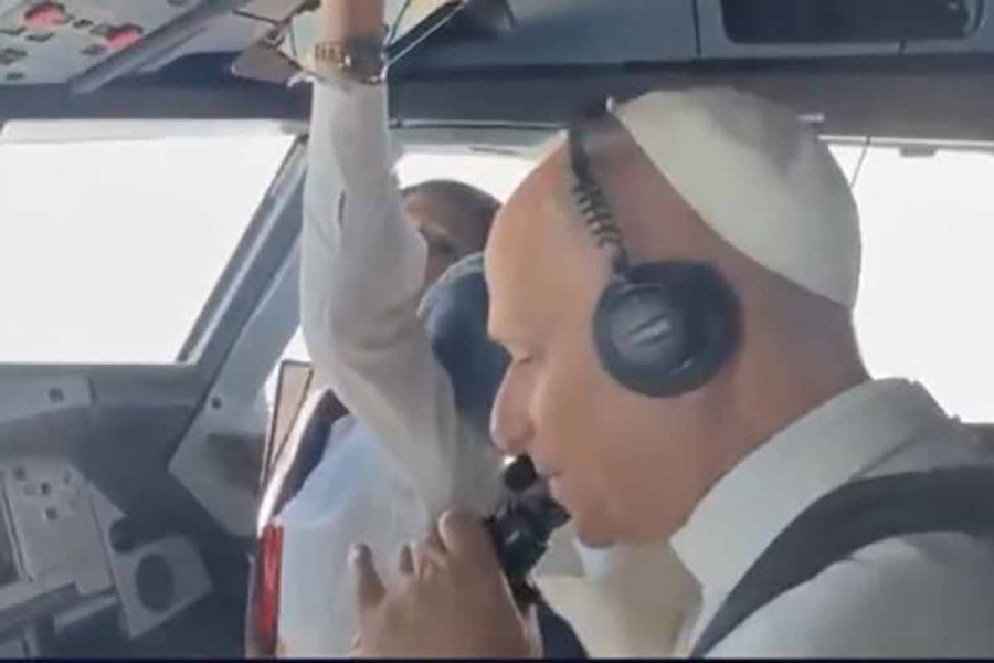 Ο Πάπας στο πιλοτήριο Airbus A320 χαιρετάει τους πιλότους των μαχητικών που τον συνοδεύουν