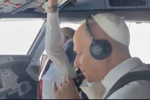 Ο Πάπας στο πιλοτήριο Airbus A320 χαιρετάει τους πιλότους των μαχητικών που τον συνοδεύουν