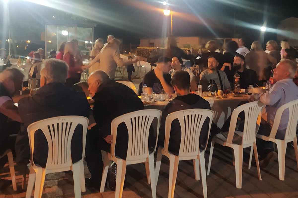 Μια μαγική νύχτα στο Στρέφι: Αναβίωσε η «Μαγιόφωτια» σε μια βραδιά γεμάτη φως, κέφι και φιλοξενία