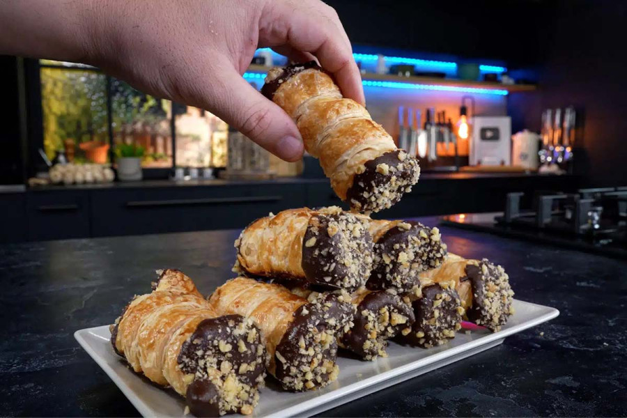 Τραγανά Γεμιστά Ρολάκια (Cannoli) με γεύση Φράουλα-Σοκολάτα