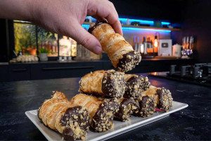 Τραγανά Γεμιστά Ρολάκια (Cannoli) με γεύση Φράουλα-Σοκολάτα