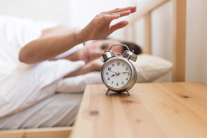 Snoozing: Ποιοι πατούν συχνότερα αναβολή στο ξυπνητήρι – Τι κερδίζουν και τι χάνουν