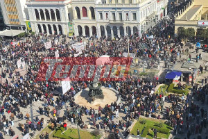 Πάτρα: «Δεν ξεχνάμε, δεν συγχωρούμε» – Πολυπληθές συλλαλητήριο για τα 3 χρόνια από την τραγωδία στα Τέμπη (photos &amp; video)