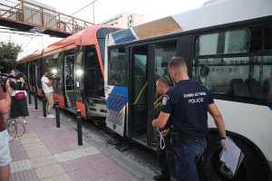 Τροχαίο στον Πειραιά: Συγκρούστηκε λεωφορείο με τραμ - Τριάντα οι ελαφρά τραυματίες (upd)