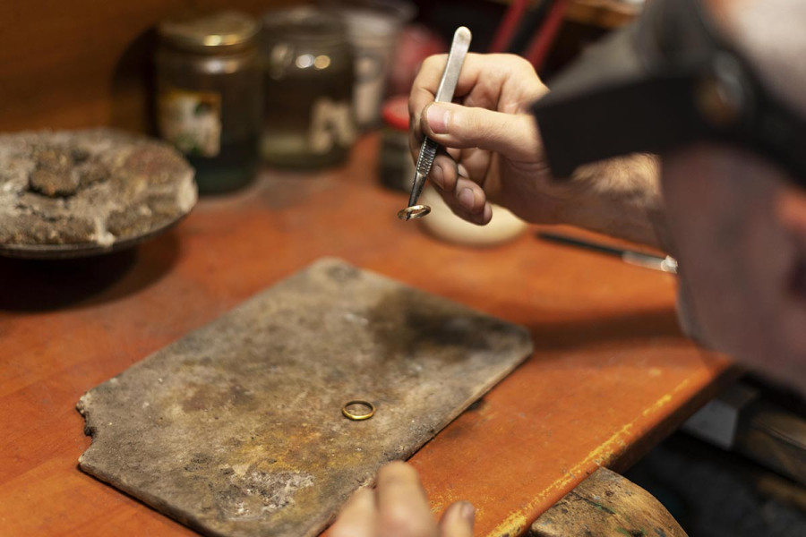 Αγγλία: Βρέθηκε χρυσό δαχτυλίδι που χρονολογείται από τη ρωμαϊκή περίοδο σε χωράφι