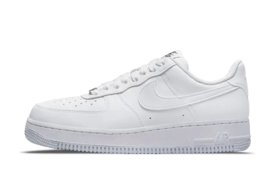 Τα sneakers που δεν φεύγουν ποτέ από τη μόδα: Τι τα κάνει τόσο διαχρονικά;