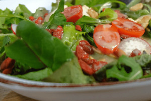 Σαλάτα αλάδωτη και υγιεινή με dressing από ταχίνι με μέλι!!