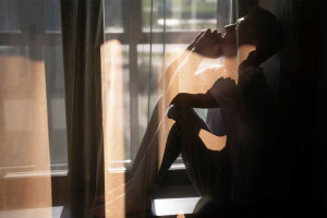Κατάθλιψη: 7 σιωπηλά σημάδια ότι κάποιος είναι βαθιά δυστυχισμένος και το κρύβει