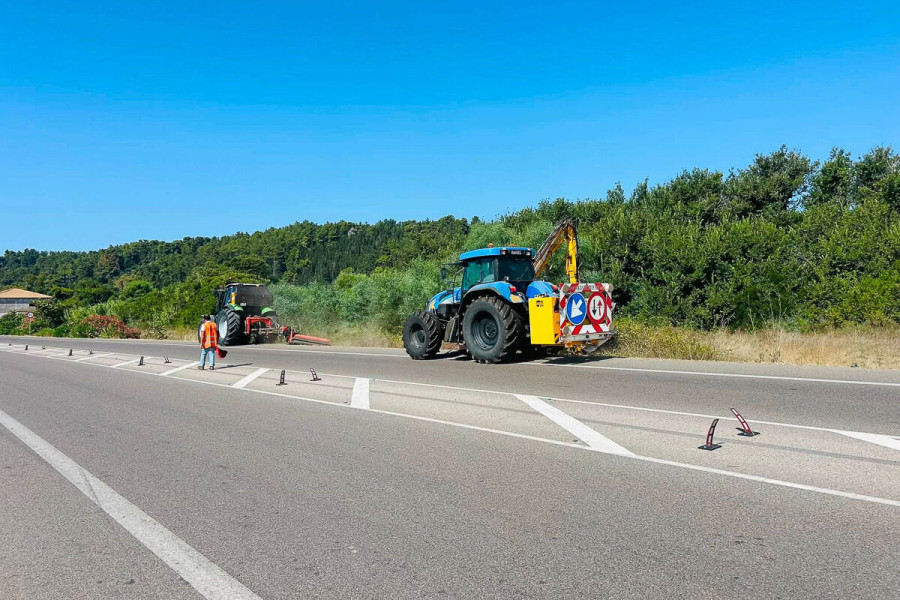 Ηλεία: Συνεχίζονται οι εργασίες καθαρισμού της βλάστησης στο επαρχιακό οδικό δίκτυο
