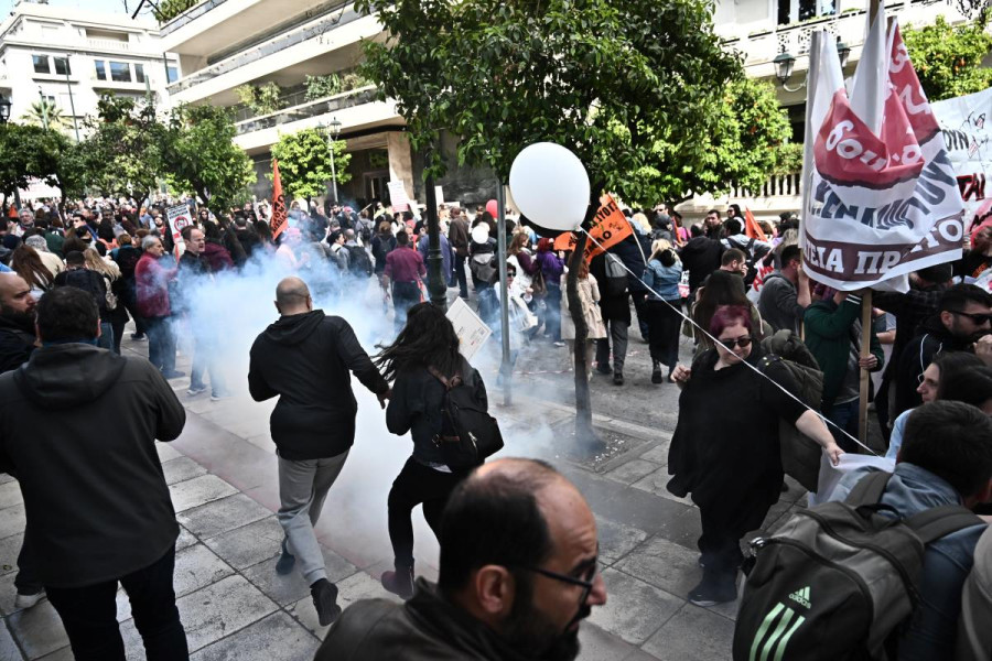Πανεκπαιδευτικό συλλαλητήριο: Επεισόδια και χημικά έξω από το Μαξίμου