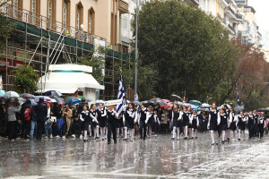 28η Οκτωβρίου: Με βροχή και ομπρέλες η μαθητική παρέλαση στην Θεσσαλονίκη