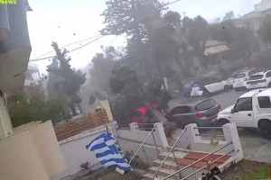 Ρόδος: Η στιγμή που ανεμοστρόβιλος χτυπά το νησί - Ξεριζώθηκε δέντρο, σοβαρές ζημιές